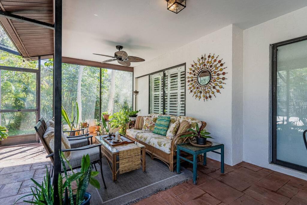 Spiritual Oasis! The Perfect Location For Those Who Have A Flair For The Healing Arts And An Eclectic, Creative Style And Sensibility.  Apartment Sarasota Exterior photo