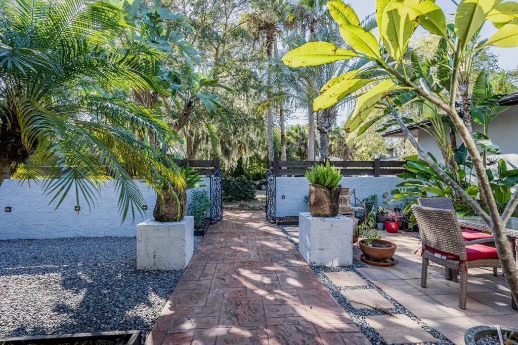 Spiritual Oasis! The Perfect Location For Those Who Have A Flair For The Healing Arts And An Eclectic, Creative Style And Sensibility.  Apartment Sarasota Exterior photo