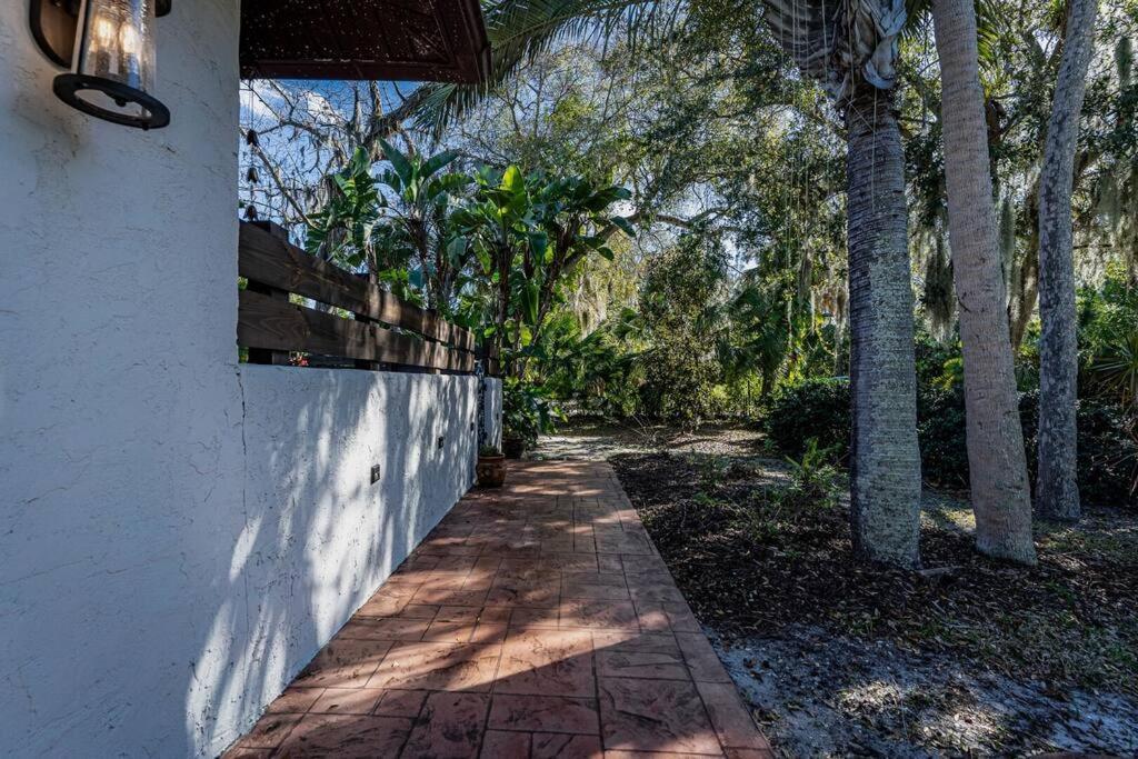 Spiritual Oasis! The Perfect Location For Those Who Have A Flair For The Healing Arts And An Eclectic, Creative Style And Sensibility.  Apartment Sarasota Exterior photo